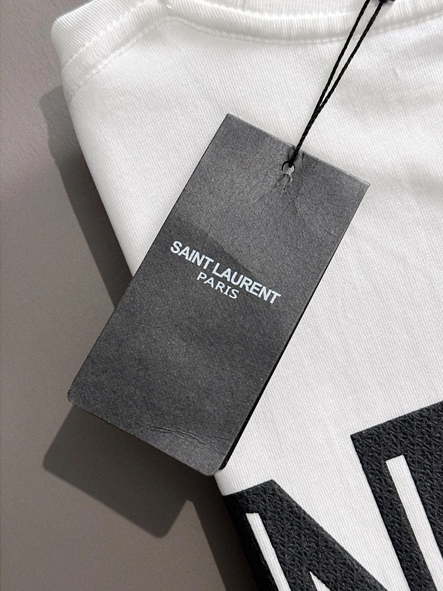P180 Yves Saint Laurent* 2꯭0꯭2꯭5 new spring and summer model ❤️ Original ⌚️ high version The fabric is made of 270 grams of high-density pure cotton. No deformation or shrinkage. Process introduction: double line movement, three-dimensional adhesive printing on the chest + three-dimensional adhesive printing on the back panel. Color: White SIZE: S-XXL